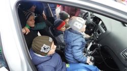 Przegląd radiowozu przez chłopców z grupy "Motyków"